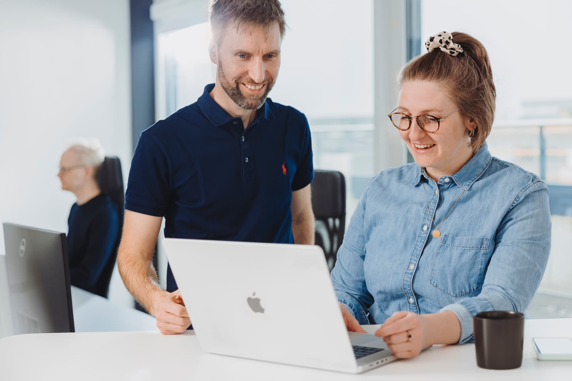 Carla und Roman in einer Besprechung